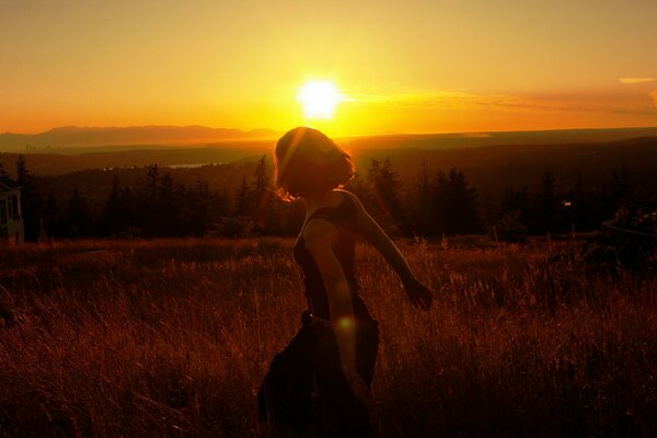 Ragazza nel campo. Tramonto nella natura