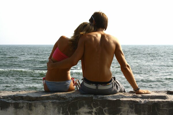 Pareja en el mar desde atrás juntos