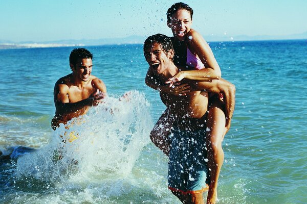 Freunde spielen im Wasser und spritzen