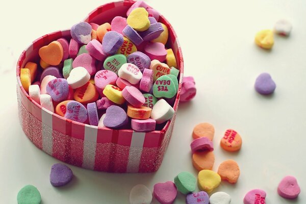 Caja en forma de corazón con dulces corazones-deseos