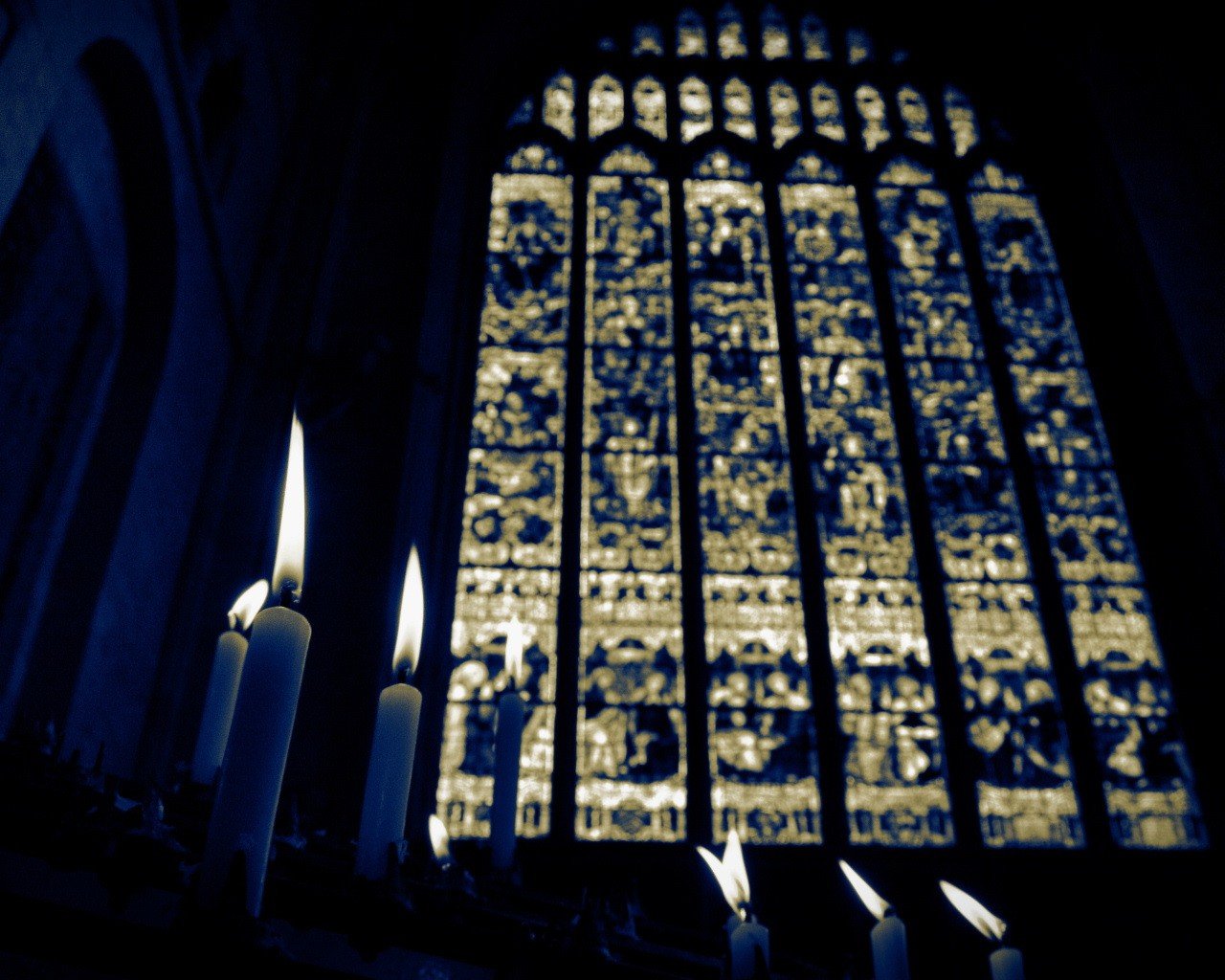 velas vidrieras iglesia