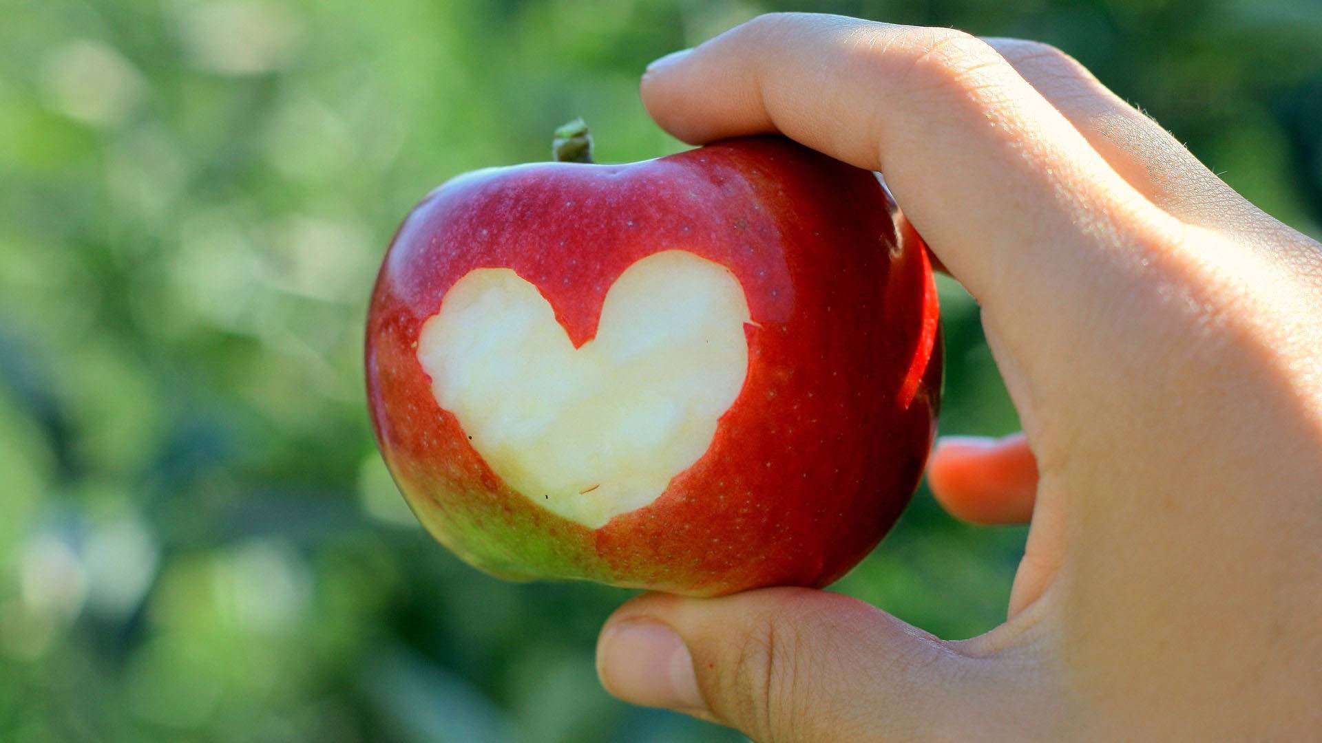 manzana corazón mano