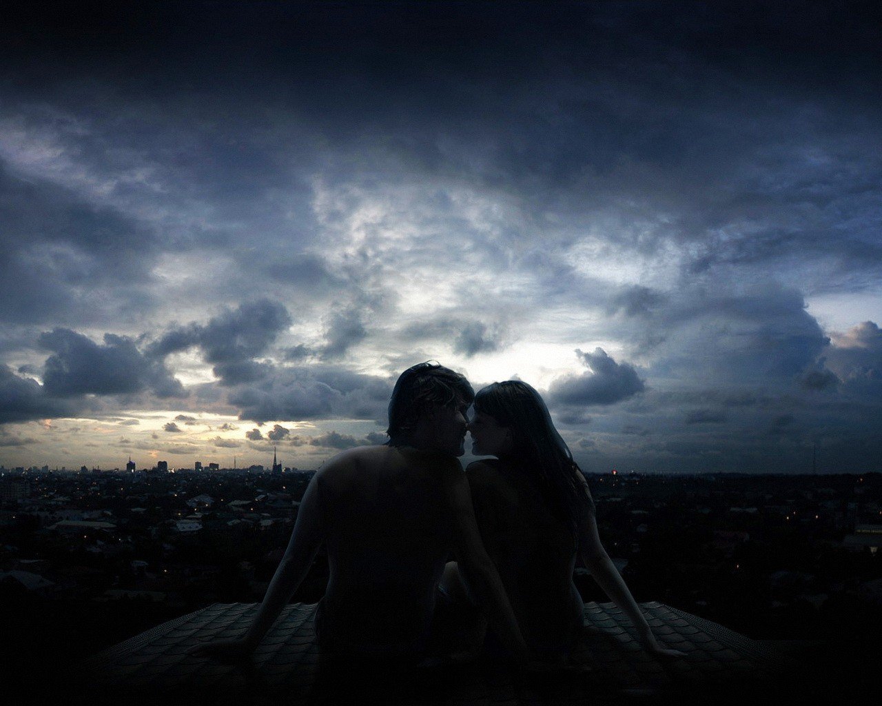 couple amour toit soir nuages ville