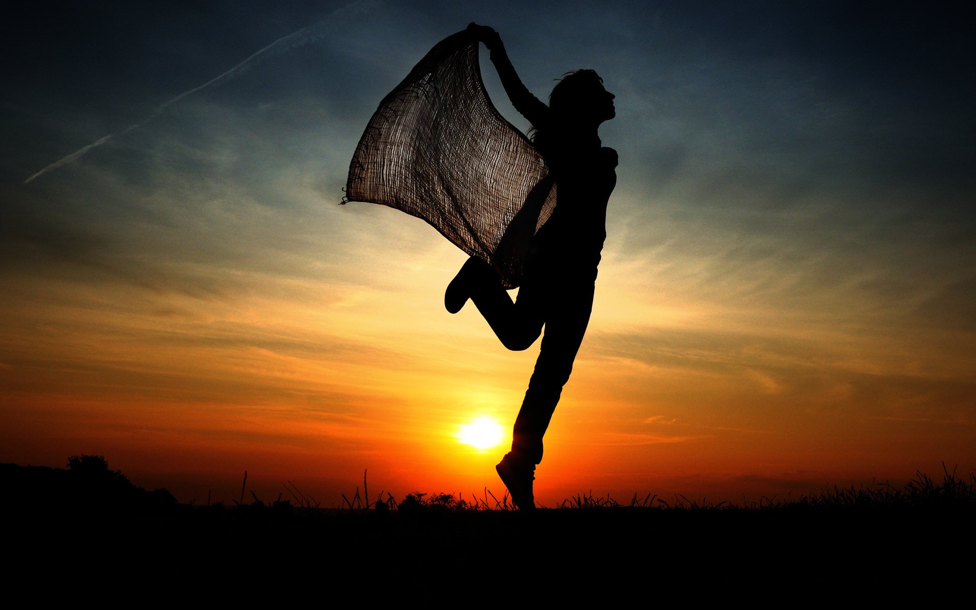 fille silhouette coucher de soleil saut