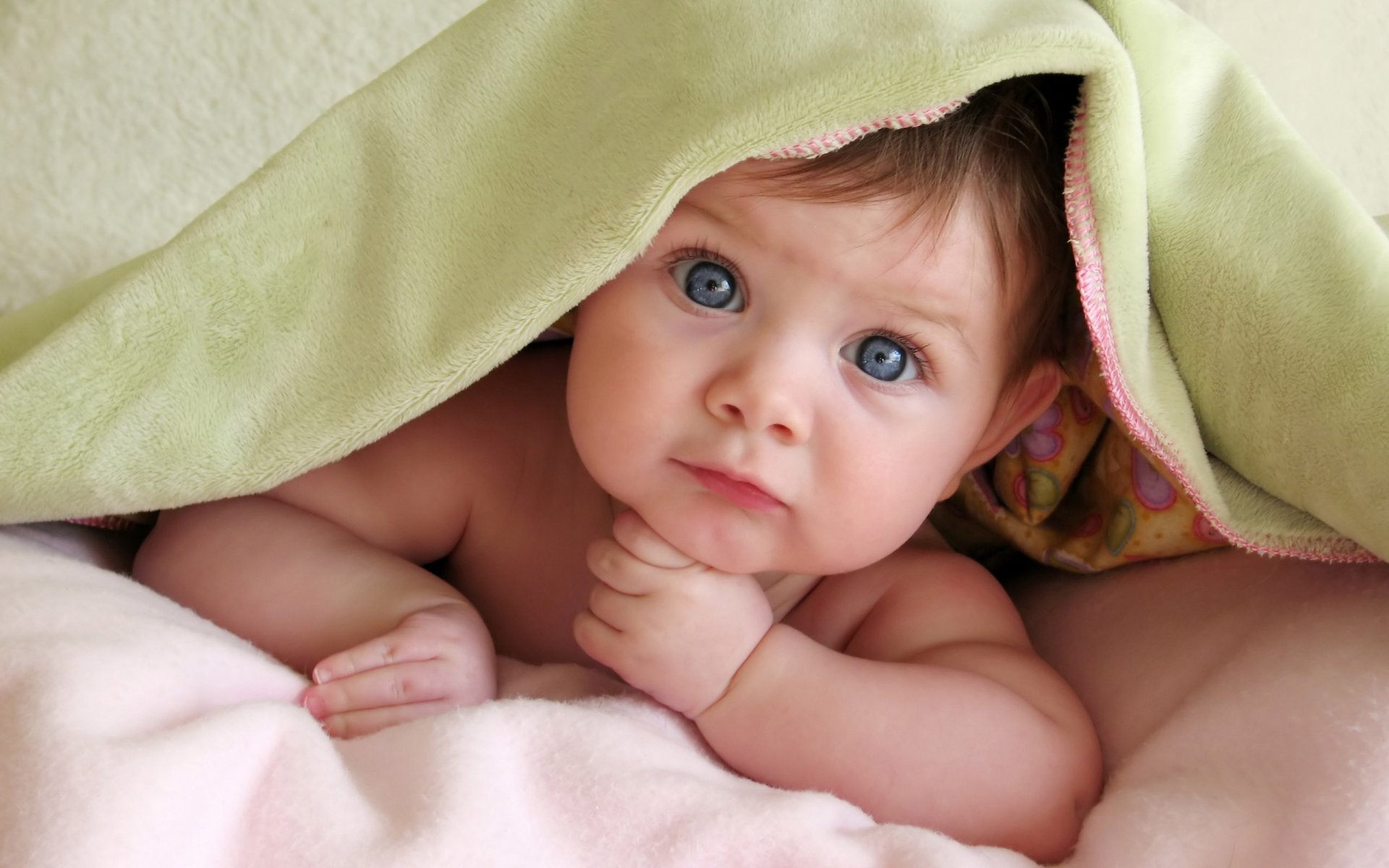 child babe view blue eye