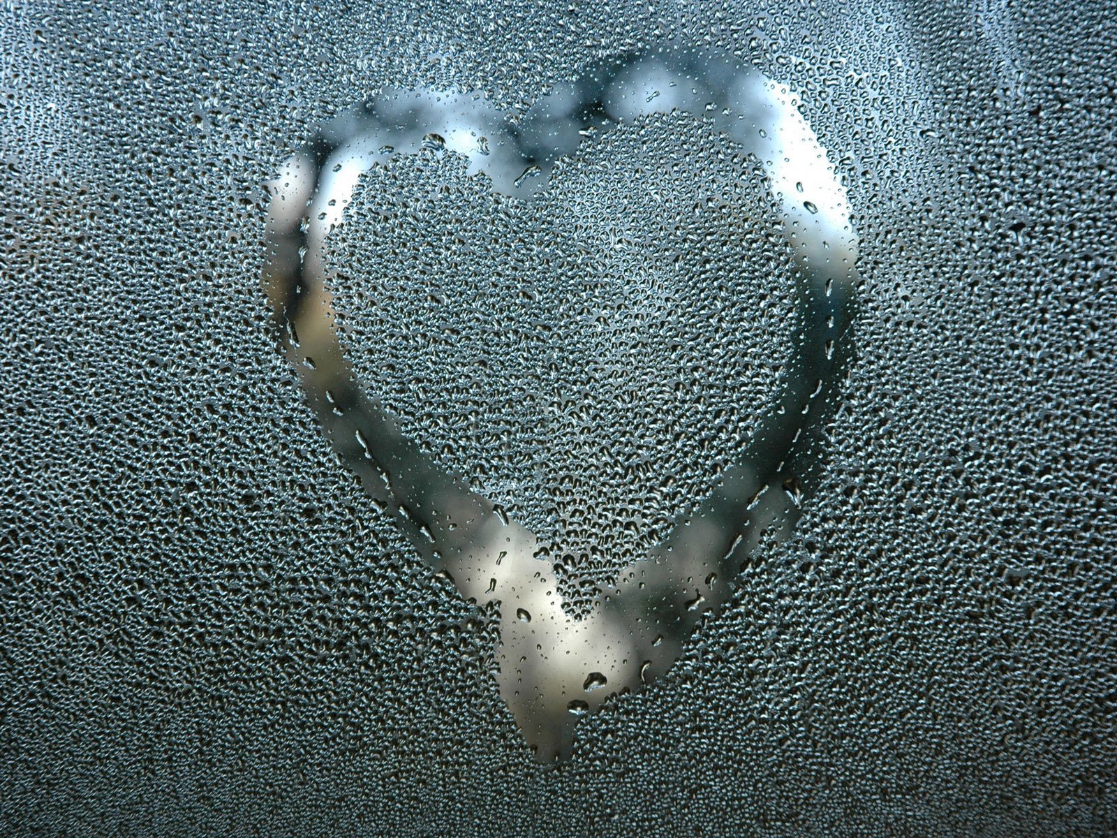 tropfen glas zeichnung herz makro