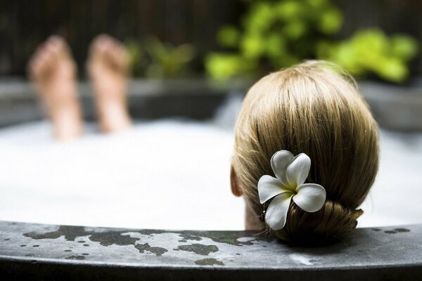 Mädchen entspannt sich in der Badewanne