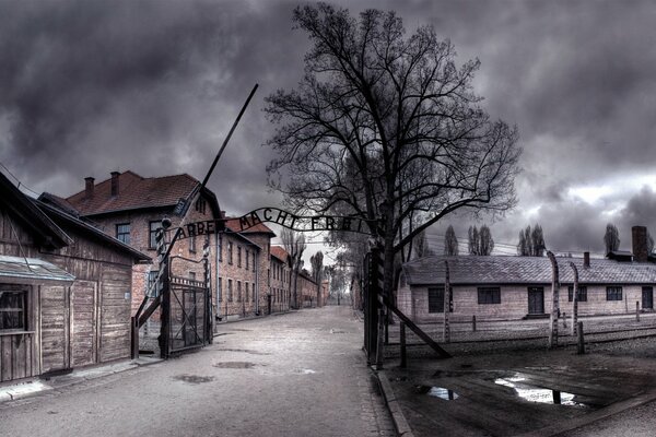 Foto sombría de la puerta de Auschwitz