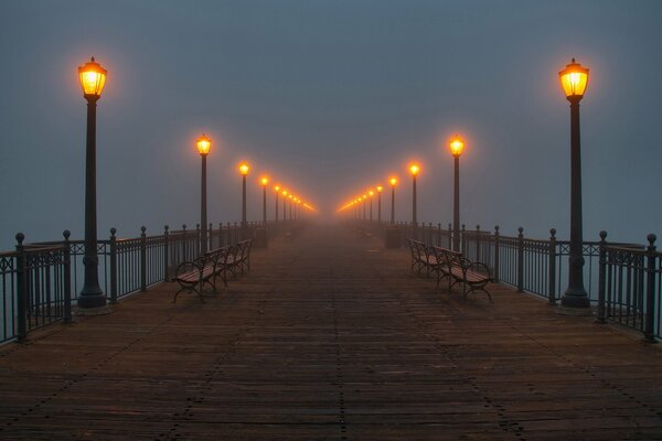 Liegeplatz Nebel leuchtet Himmel