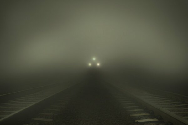 Si avvicina dalla nebbia del treno