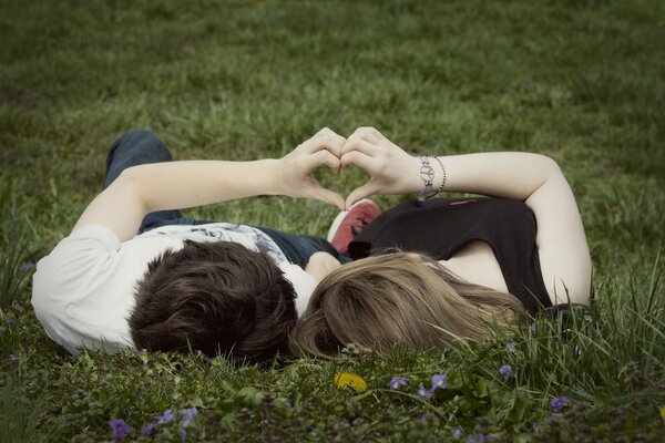 Amore tenero della coppia sull erba