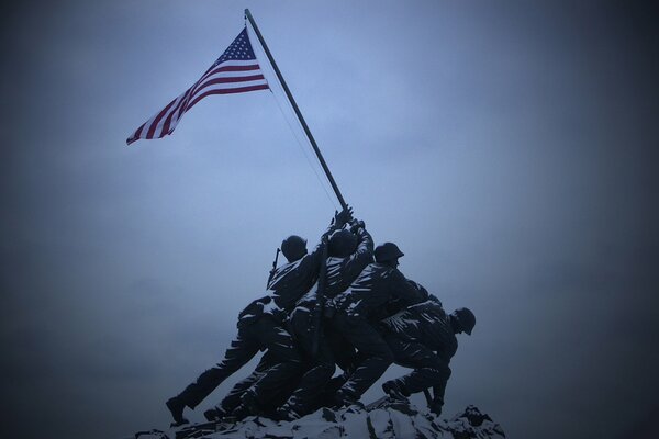 Monument to soldiers holding the American flag