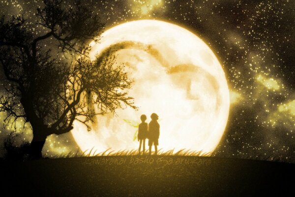 Couple d amoureux près d un arbre regardant la lune