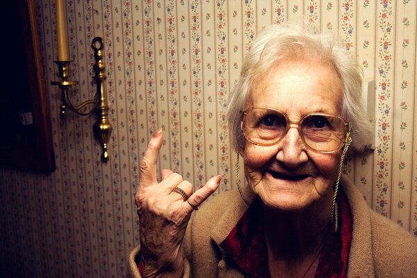 Abuela con gafas en el fondo de pantalla