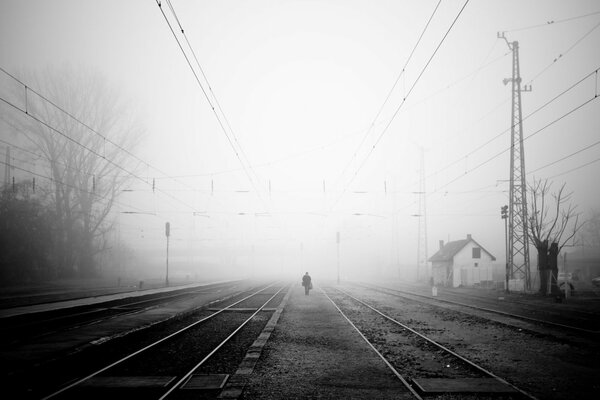 Une figure qui part dans le brouillard