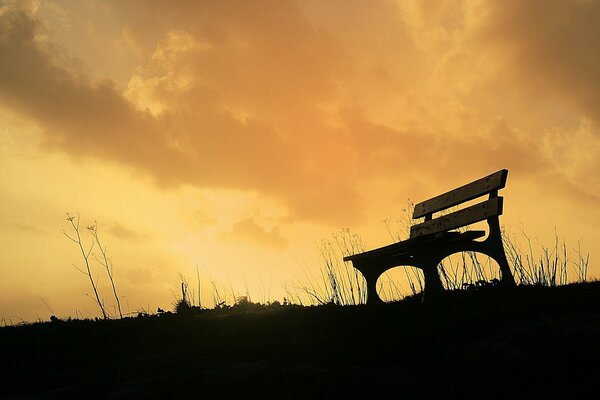 Banc sur fond de ciel du soir