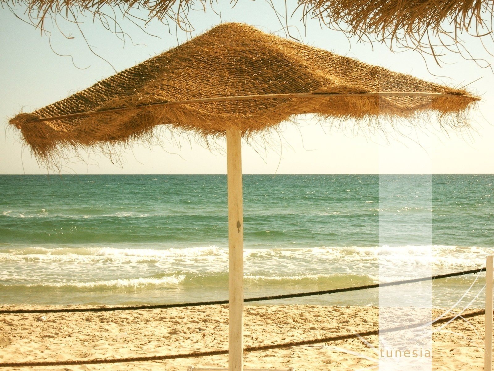 mer loisirs plage bande vagues mousse sable tunisie