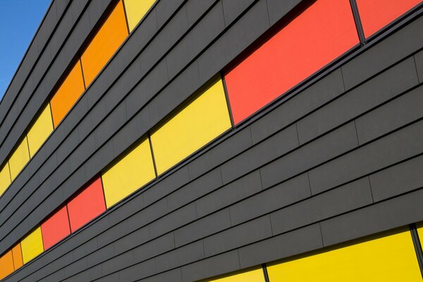 Edificio de paneles negros con inserciones multicolores