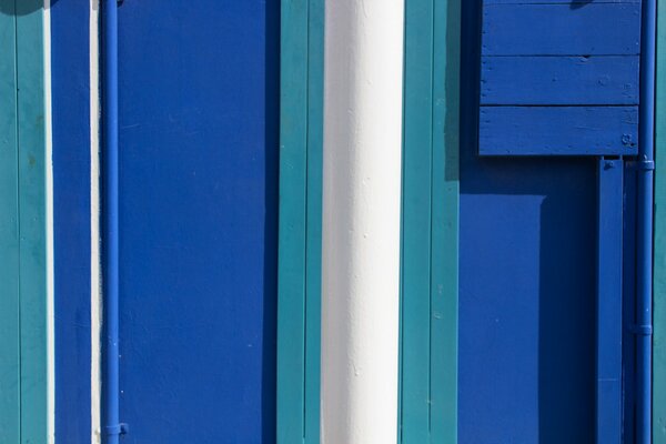 A bright wall in blue and white shades