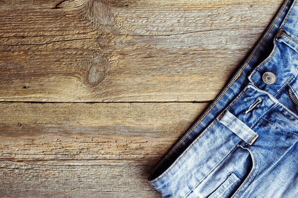 Blue jeans sur une table en bois