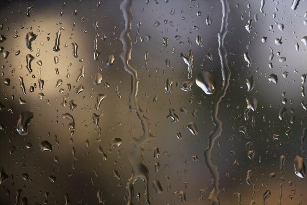 Verre avec des gouttes de pluie