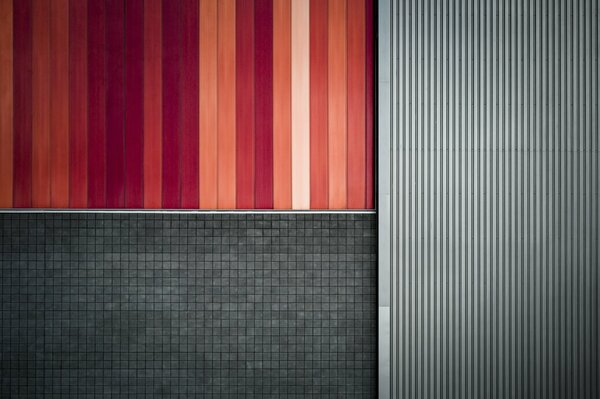 Solución de diseño inverso con pared en tonos oscuros y rojos