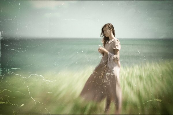 Ragazza solitaria con un fiore in mano