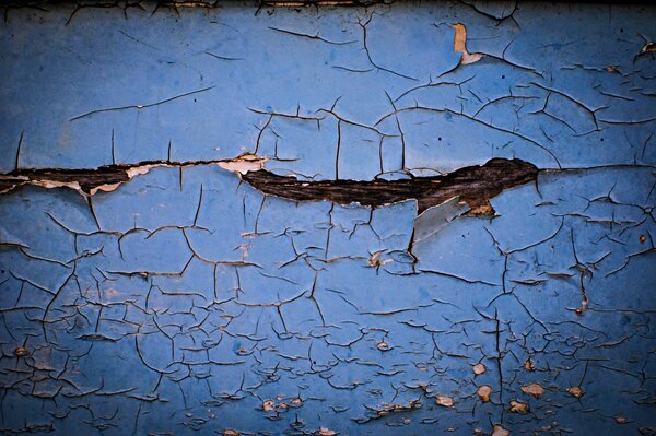 Vernice blu incrinata sul muro