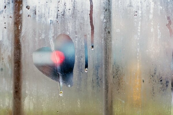 Gotas en una ventana sudorosa. Dibujo en la ventana