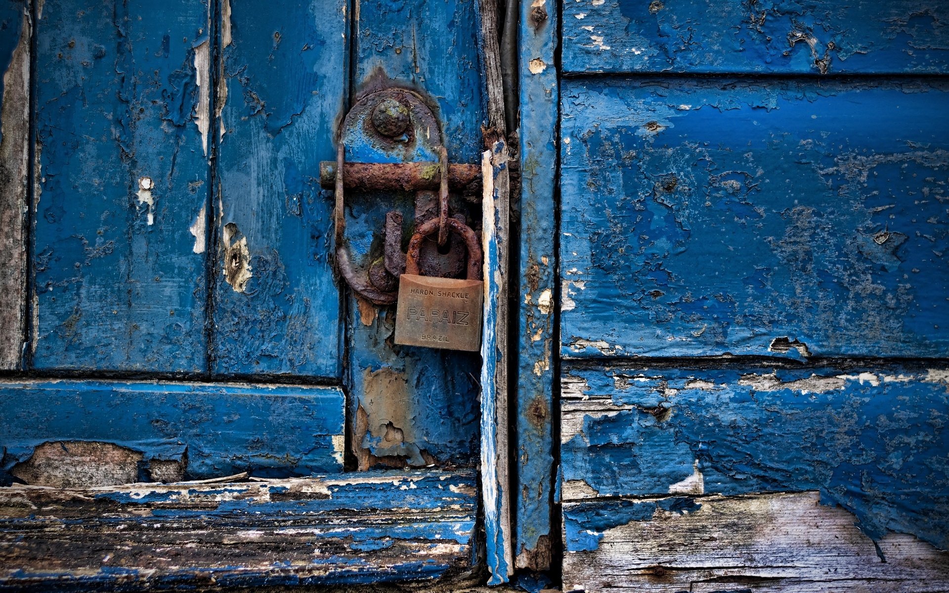 schloss blaue farbe tür holz