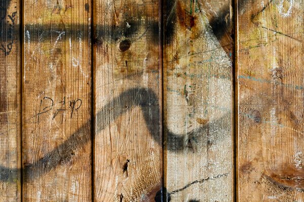 Pared de madera pintada con pintura negra