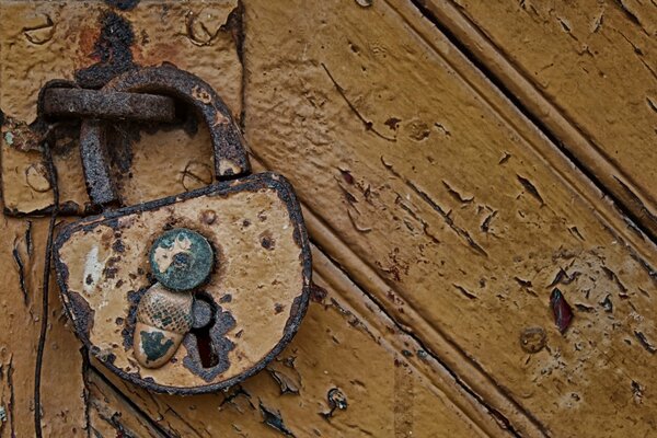 Cerradura de puerta de bellota oxidada