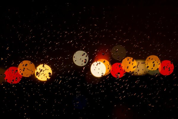 Les lumières des villes se reflètent dans les gouttes de pluie