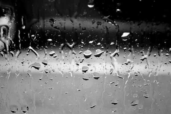 Gouttes de pluie sur verre automne gris