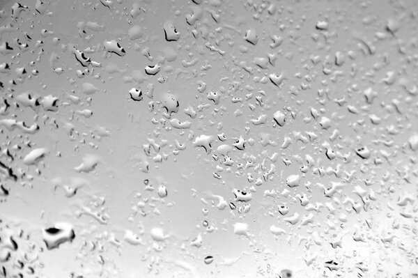 Gouttes d eau sous la pluie sur le verre