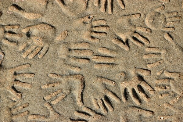 Handabdruck auf gelbem Sand