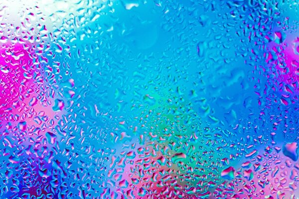 Gocce d acqua su vetro su sfondo colorato