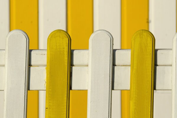 Fence made of white and yellow boards