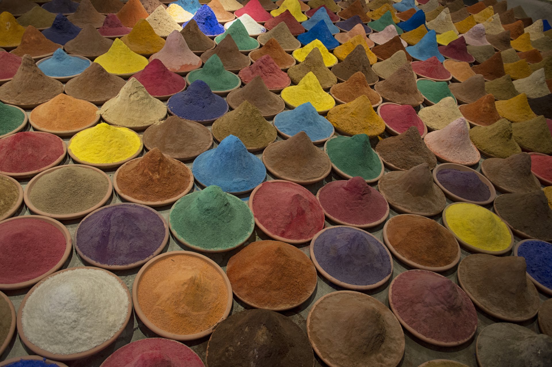 teller pulver farbe installation biennale in venedig