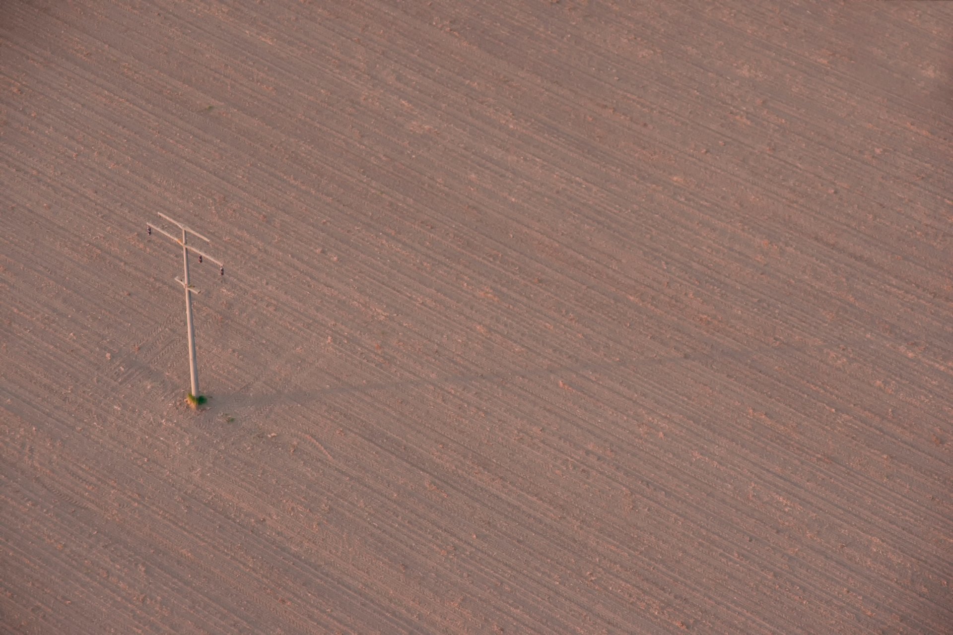 campo arado poste