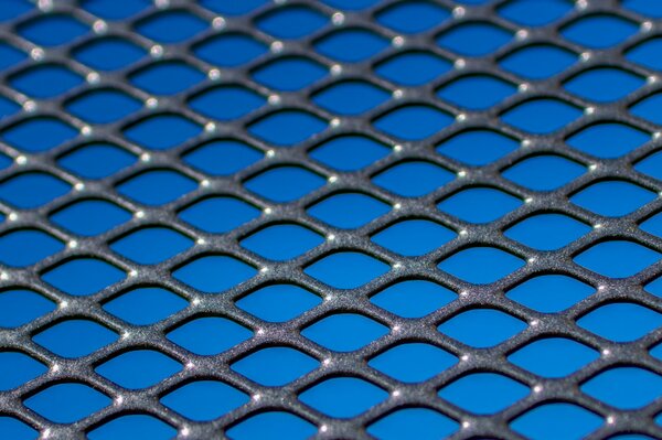 Blauer Hintergrund mit Metallgitter