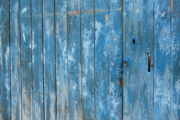 Valla de madera de color azul