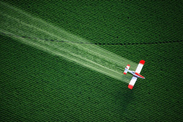 Atterraggio di un aereo sul campo