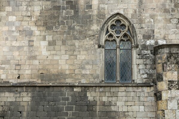 Blick auf eine alte Steinmauer mit Fenster