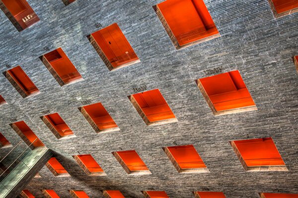 Sehr schöne und identische Fenster. Das orangefarbene Licht leuchtet