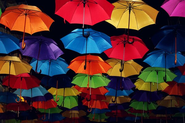 Décoration extérieure en forme de parapluies arc-en-ciel