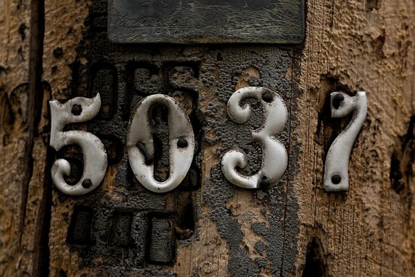 Vieille porte en bois avec numéro