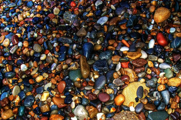 Piedras pequeñas en la orilla del mar