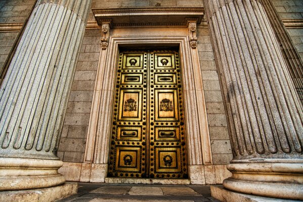 Puerta de oro entre enormes columnas