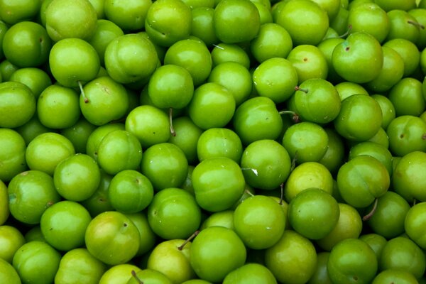 Un montón de manzanas verdes en el fondo